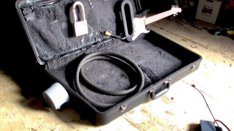 detachable cables with locking