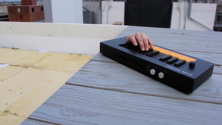 portable synth built in speakers